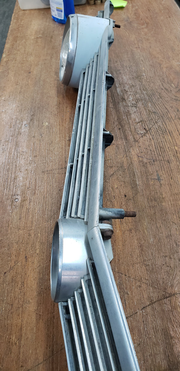 1962 Buick Lesabre Right & Left Front Grille Assembly & Lights GS00351