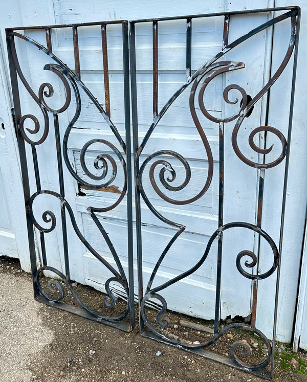 Hand-Wrought Antique Iron Gate GA20437