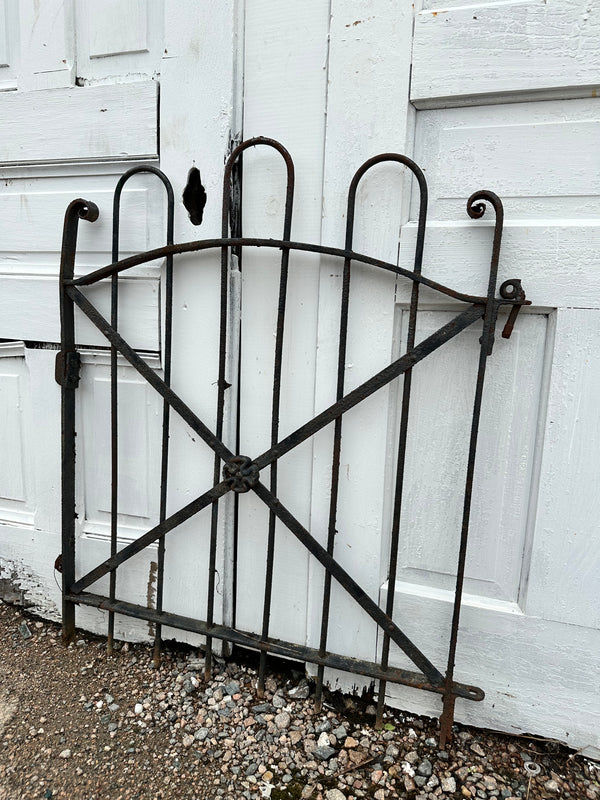Antique Iron Hairpin Garden Gate w/ Flower Medallion GA20253