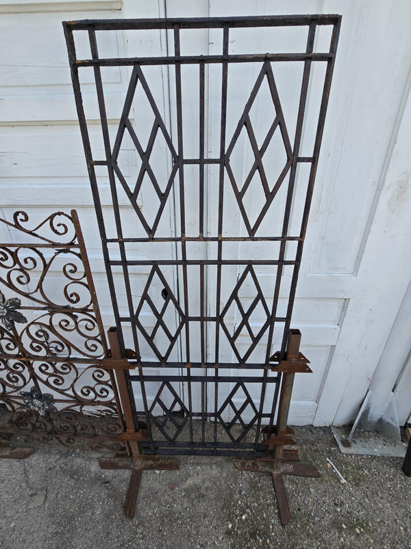 Antique Geometric Iron Gate GAM0455