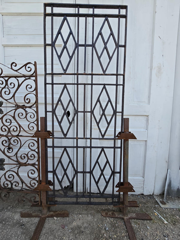 Antique Geometric Iron Gate GAM0455