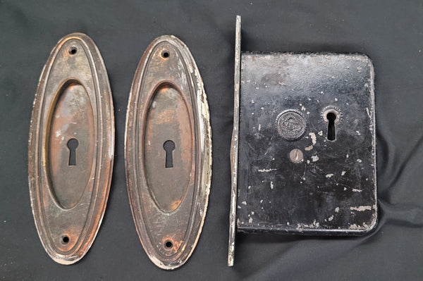 Yale & Town Pocket Door Mortice Lock w/ Key Hole Escutcheon Plates GS00488