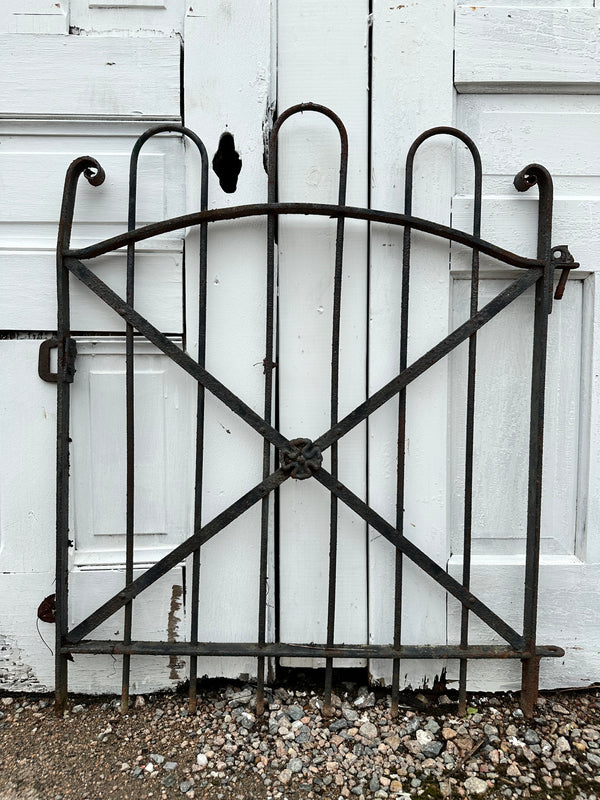 Antique Iron Hairpin Garden Gate w/ Flower Medallion GA20253