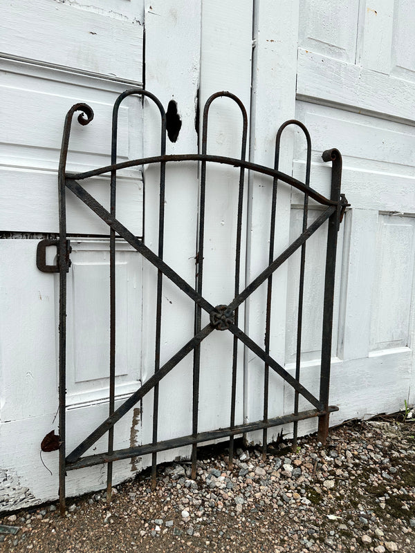 Antique Iron Hairpin Garden Gate w/ Flower Medallion GA20253