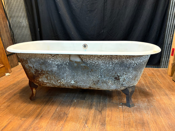 Restored Cast Iron Bath Tub w/ Center Drain GS6022