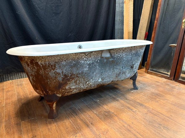 Restored Cast Iron Bath Tub w/ Center Drain GS6022