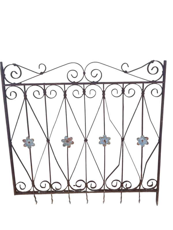 2.5 feet of antique iron fencing GA21098