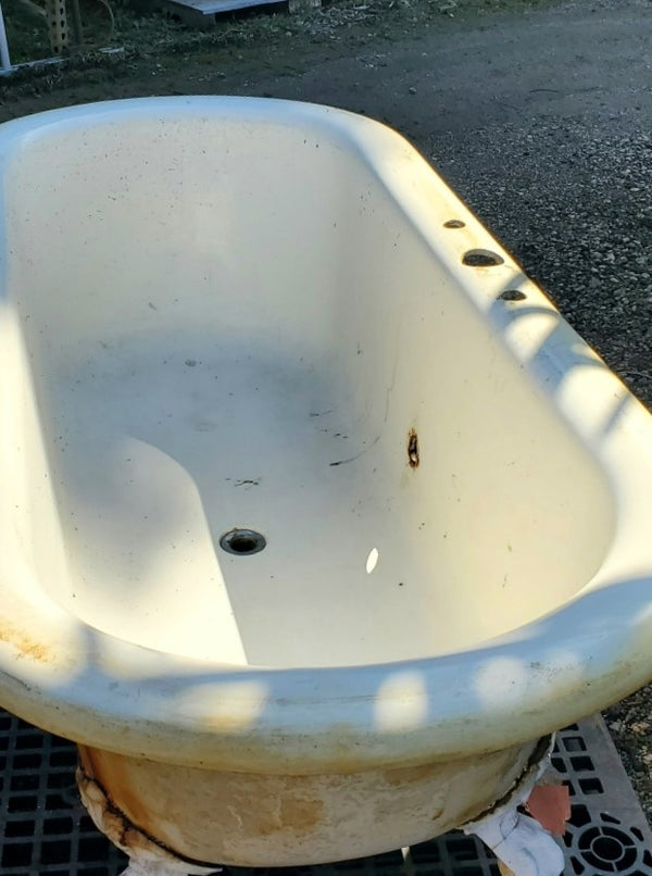 Rare 6 Foot Cast Iron Clawfoot Tub with Center Drain GS00312